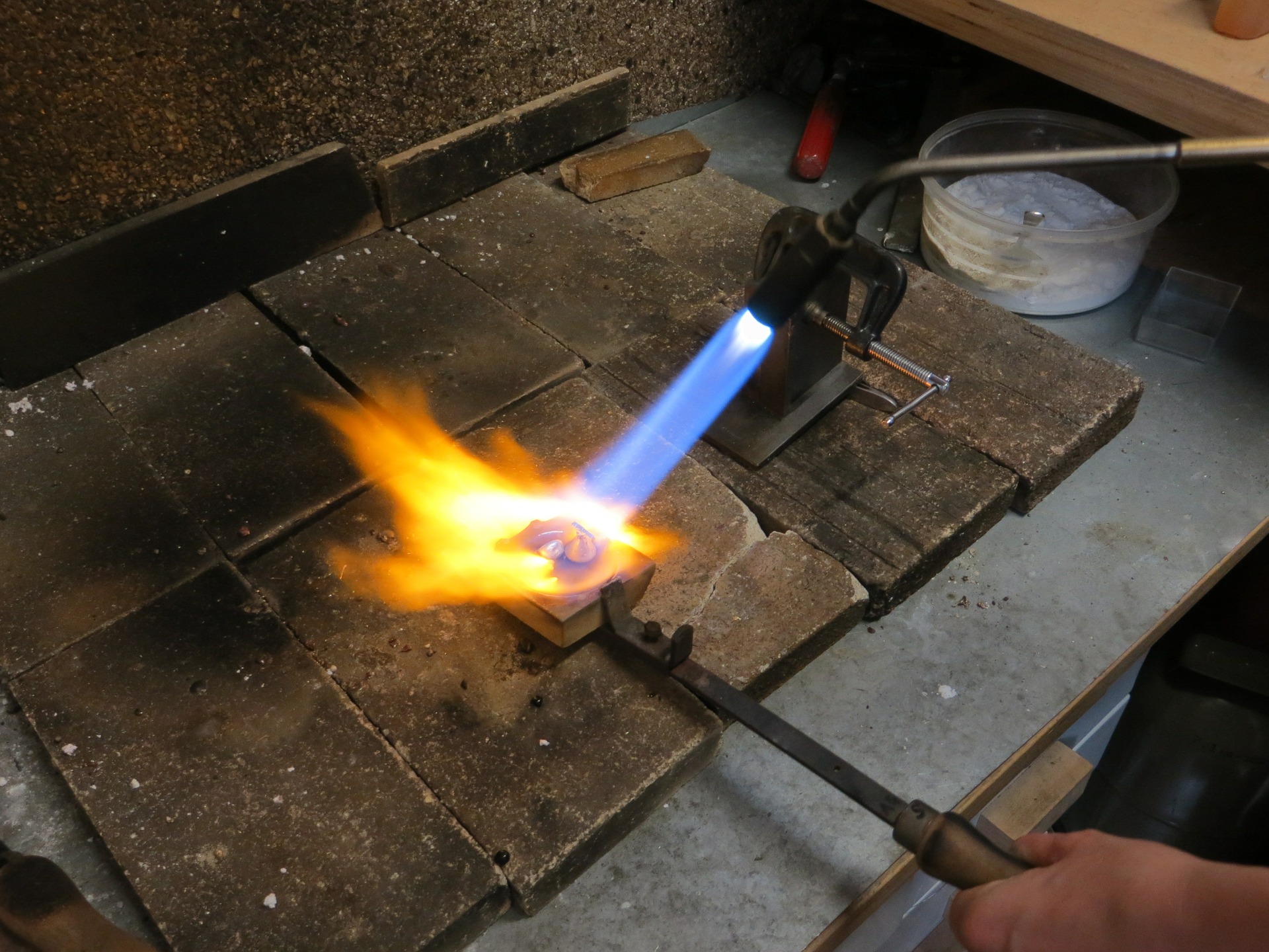 Atelier de création de bijoux et arts en argent à Victoria, C.-.B Image