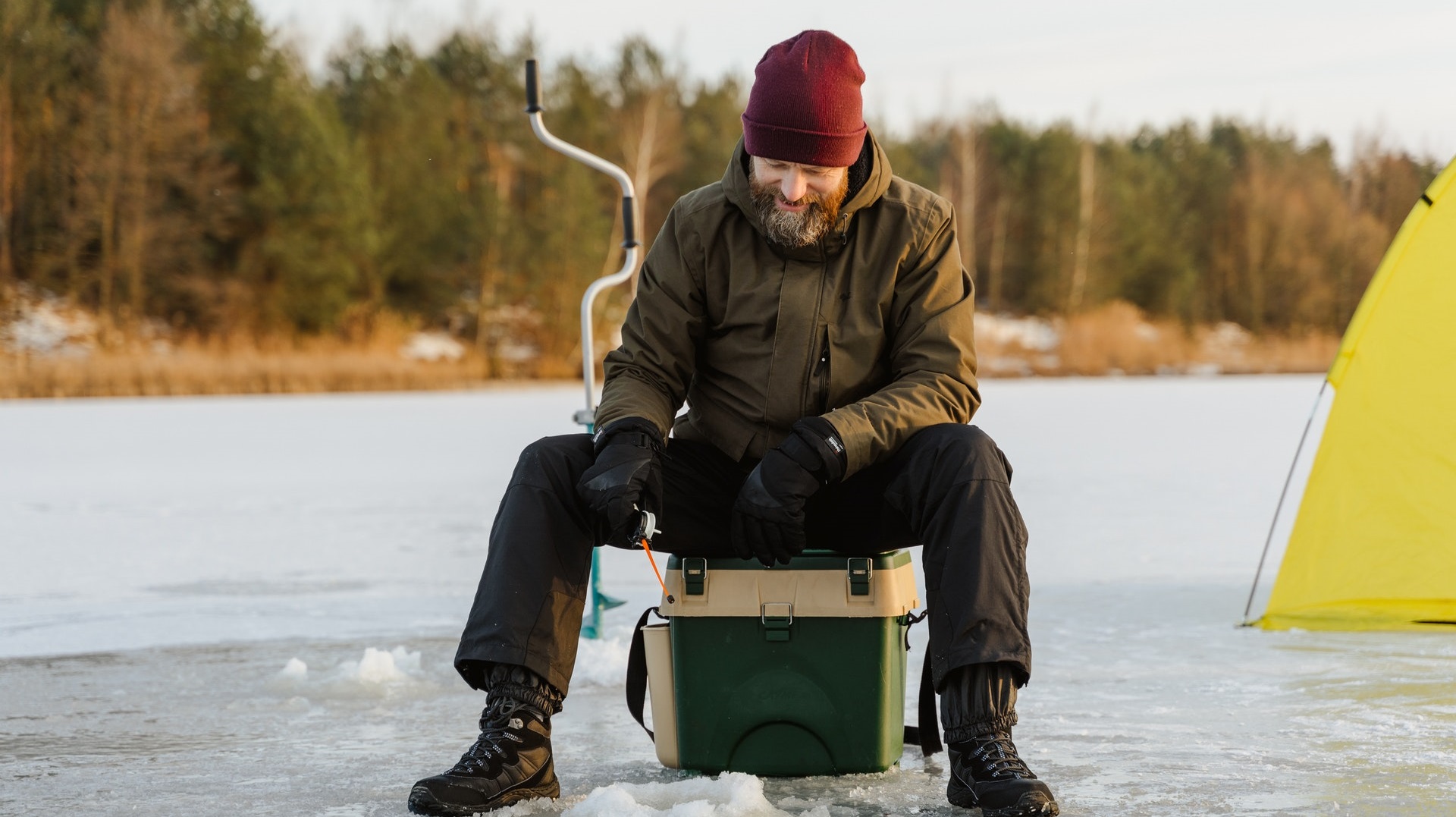 Introduction à la pêche sur glace à Rivers, Man. Image