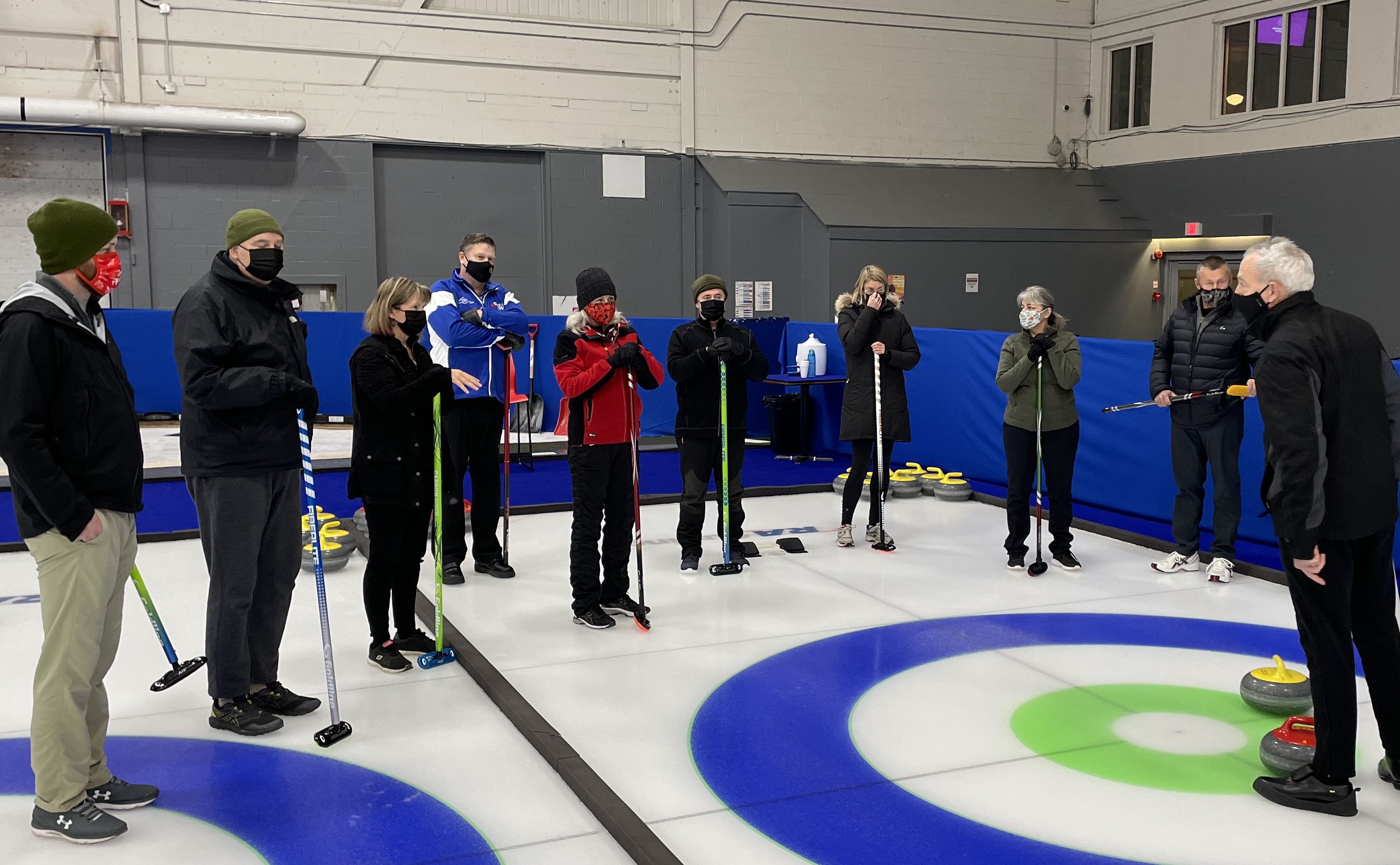 Les membres au RCN se réunissent au Centre RA pour apprendre le curling Image