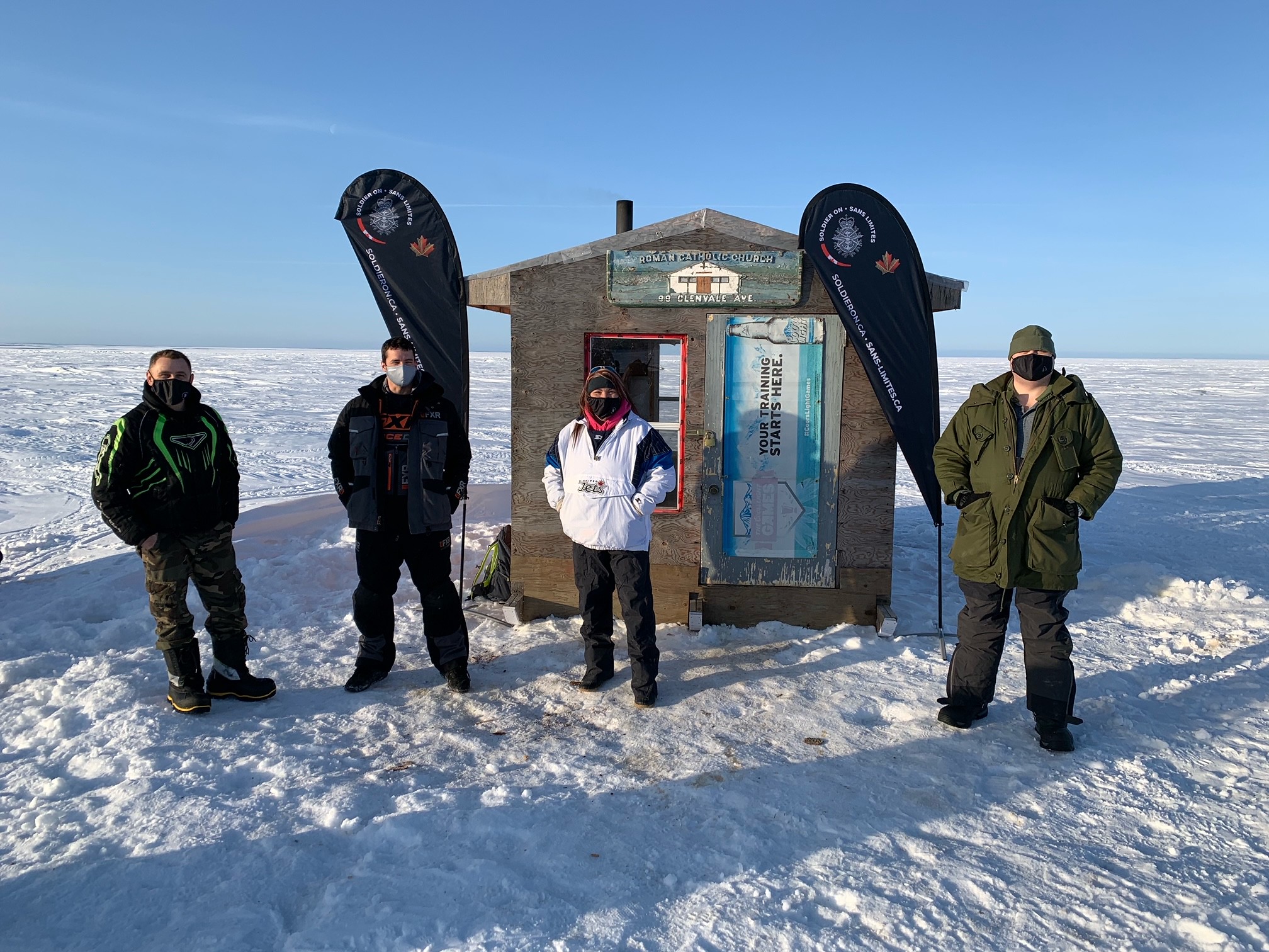 Les membres de Sans Limites essaient la pêche à glace « Effortless » Image