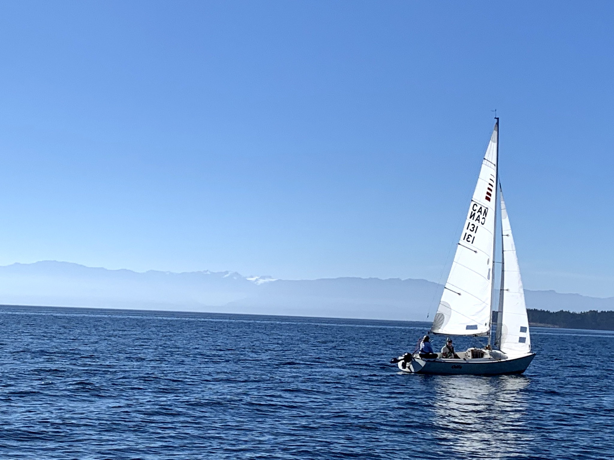 Les membres à Victoria, C.-B. apprenent la voile pour équipage compétent Image