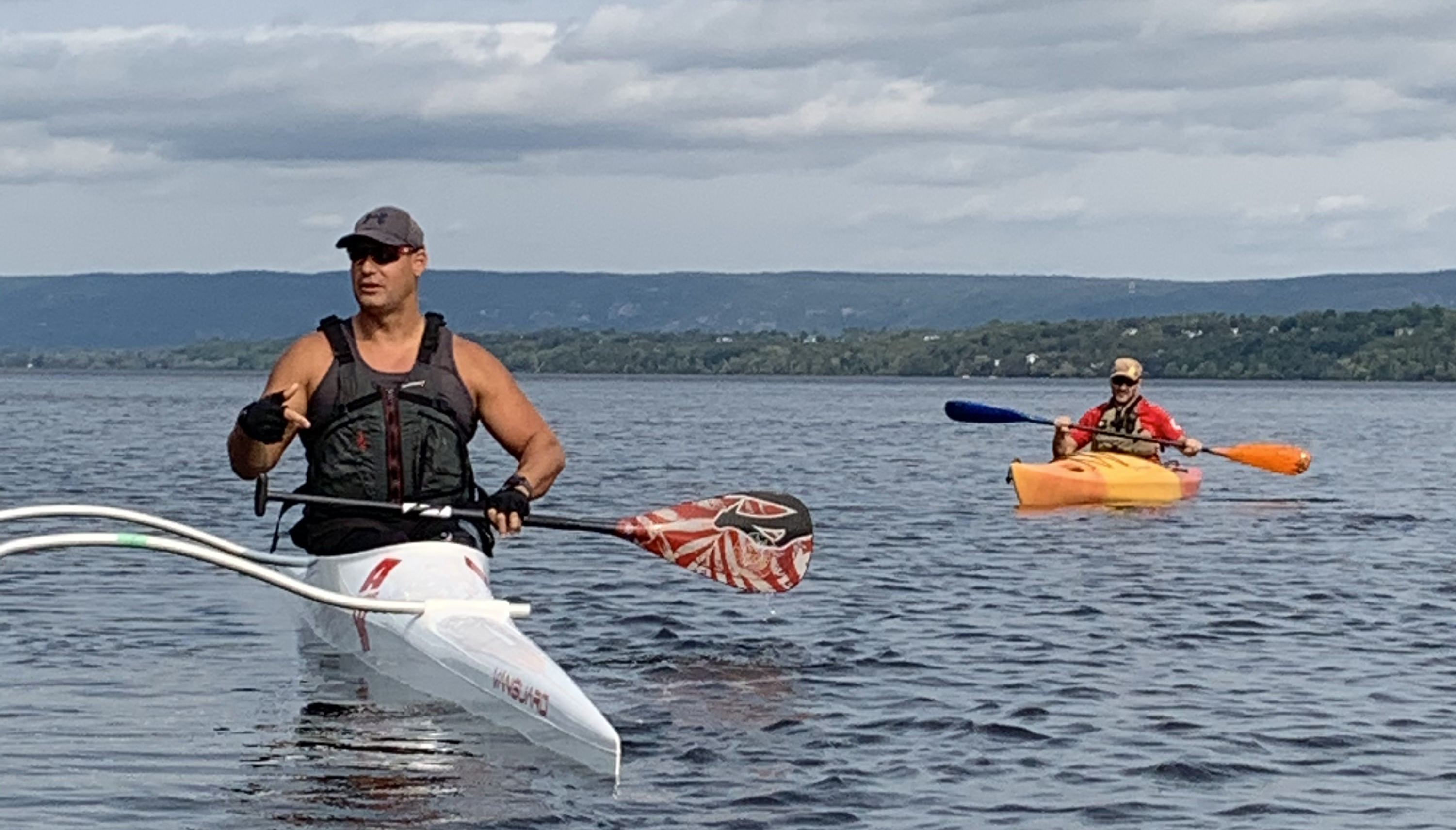 Mike Trauner se joint aux membres pour une expédition en kayak Image