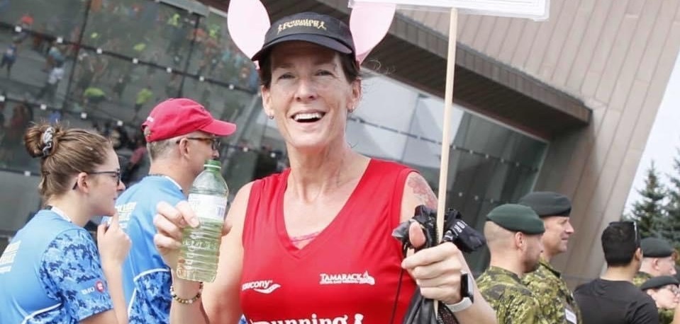 Pace Bunny Joanne Bradley représente Sans Limites à la Course de l'armée du Canada Image