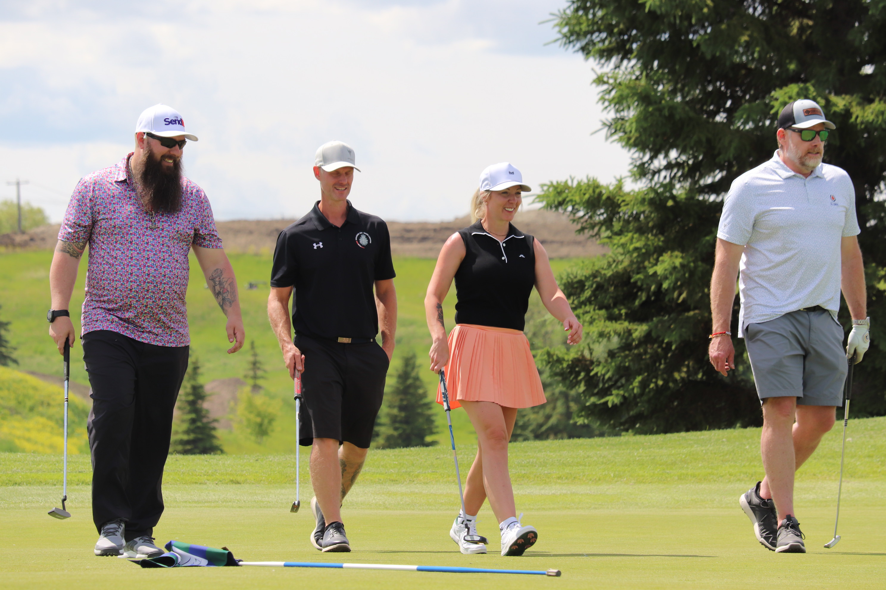 Quatre membres de Sans Limites marchant sur le fairway d'un parcours de golf.